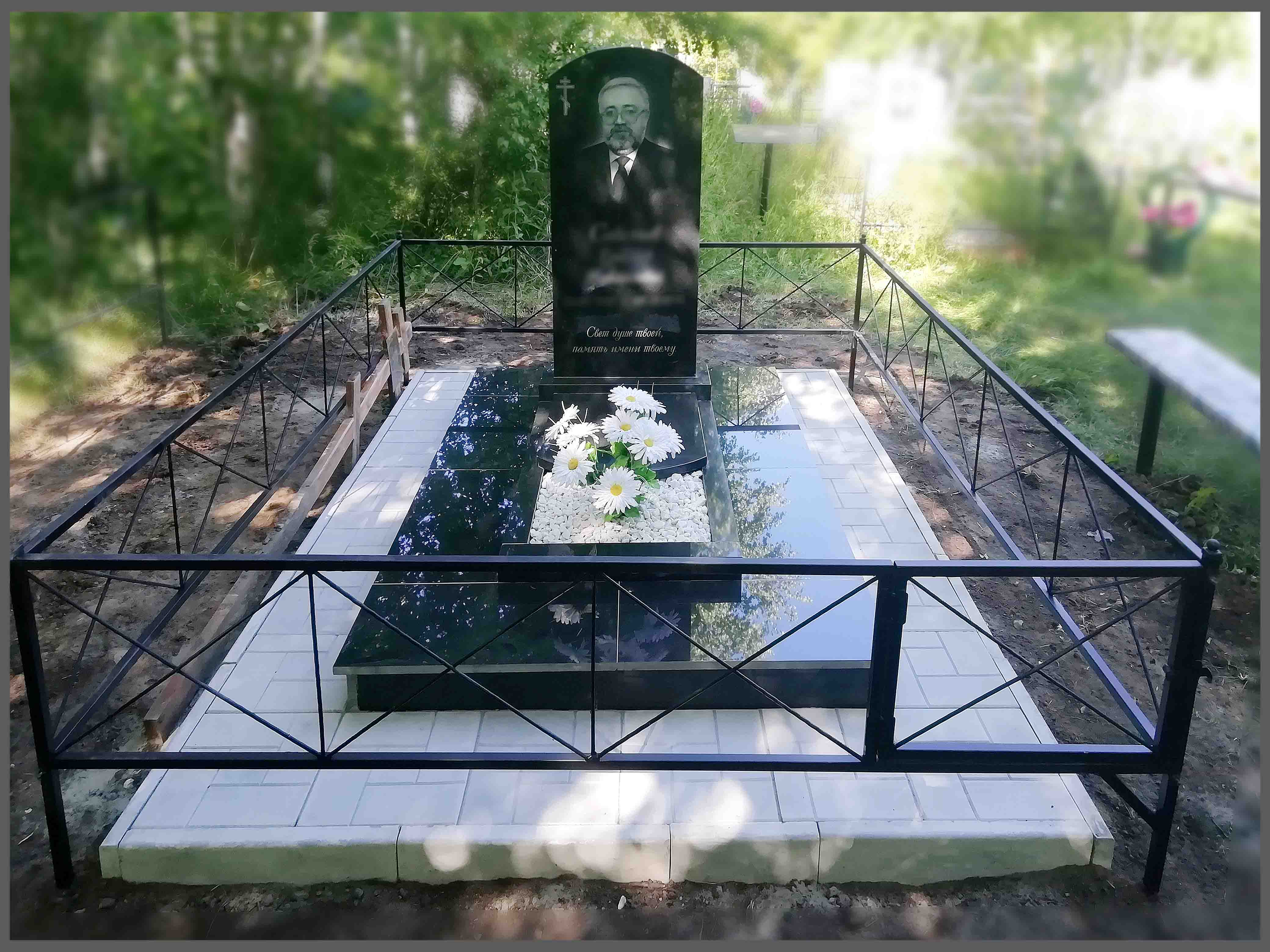 Установка памятников на могилу в Омске по низким ценам и благоустройство  мест захоронений на кладбище